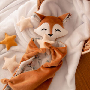 Romeo el Zorro es un muñeco de apego artesanal confeccionado con tejidos suaves.