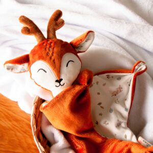 Fred el Ciervo es un muñeco de apego artesanal confeccionado con tejidos suaves.