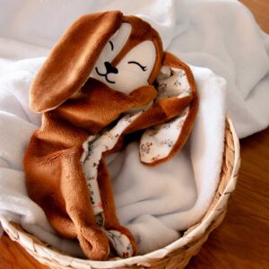 Almendra la Conejita es un muñeco de apego artesanal confeccionado con tejidos suaves.