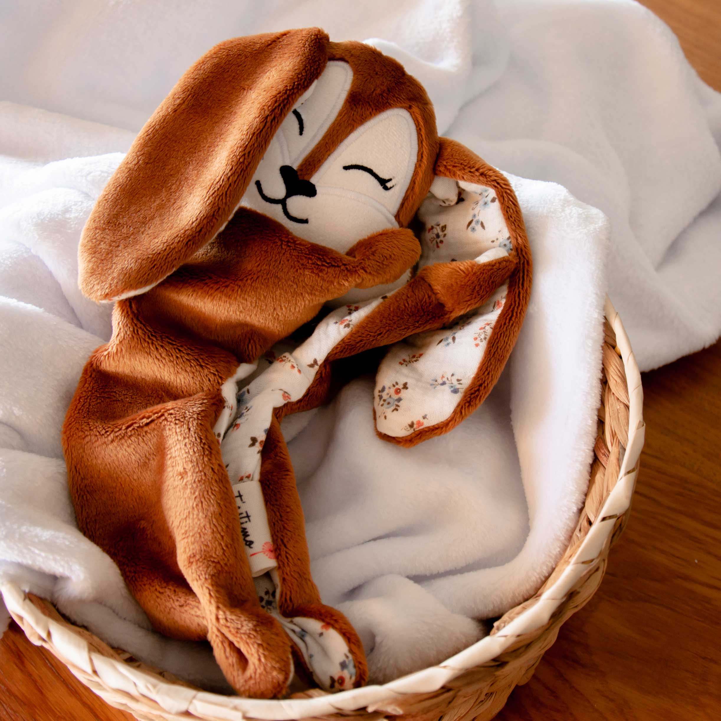 Almendra la Conejita es un muñeco de apego artesanal confeccionado con tejidos suaves.