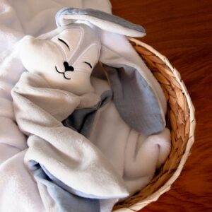 Bruno el Conejo es un muñeco de apego artesanal confeccionado con tejidos suaves.
