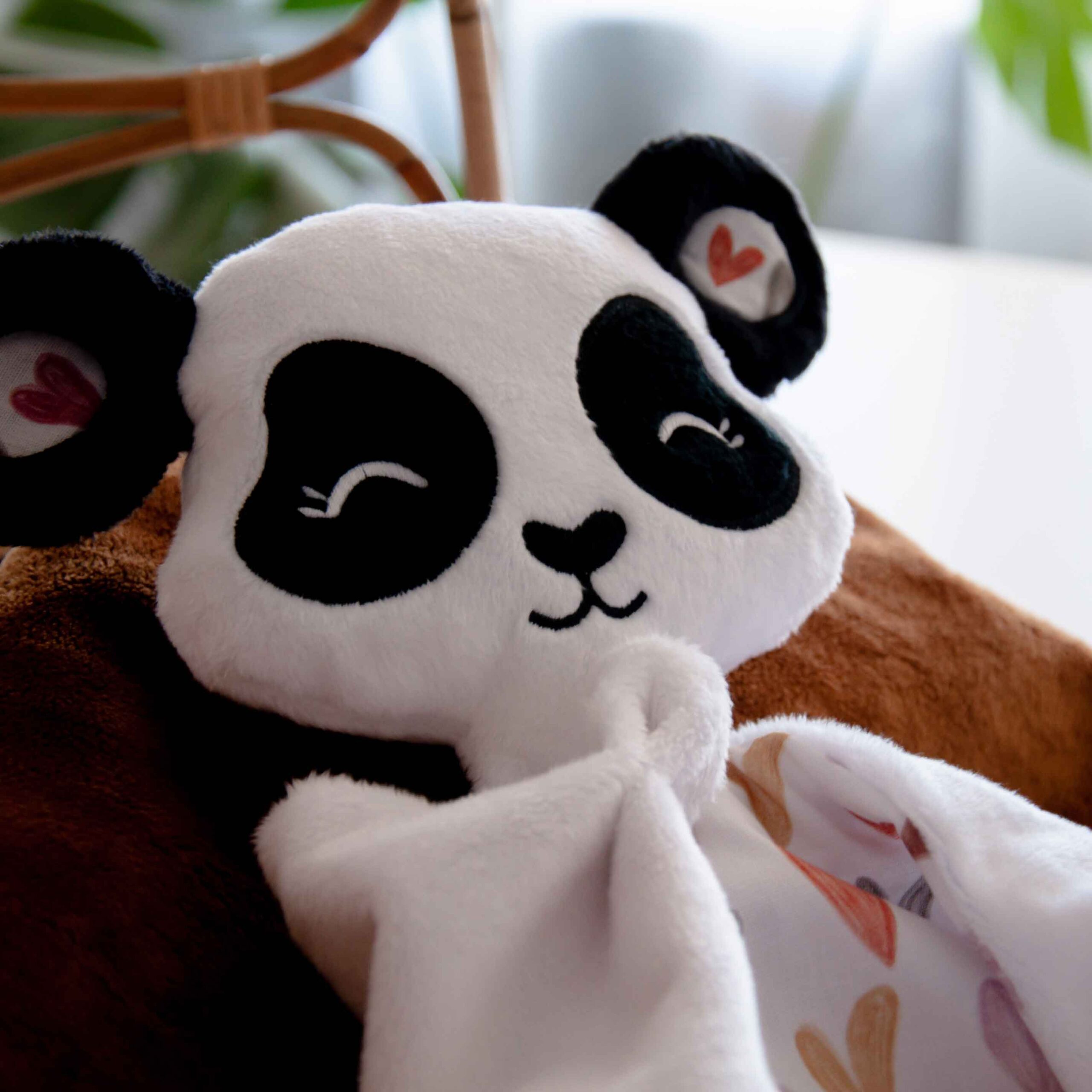 Panda Lluna es un muñeco de apego artesanal confeccionado con tejidos suaves.