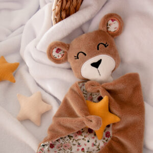 Simona la Osa es un muñeco de apego artesanal confeccionado con tejidos suaves.