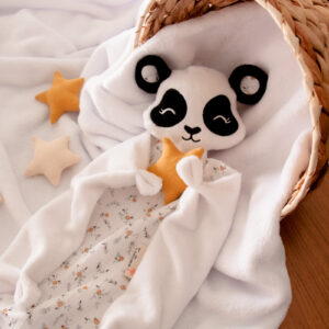 Lluna la Osita Panda es un muñeco de apego artesanal confeccionado con tejidos suaves.