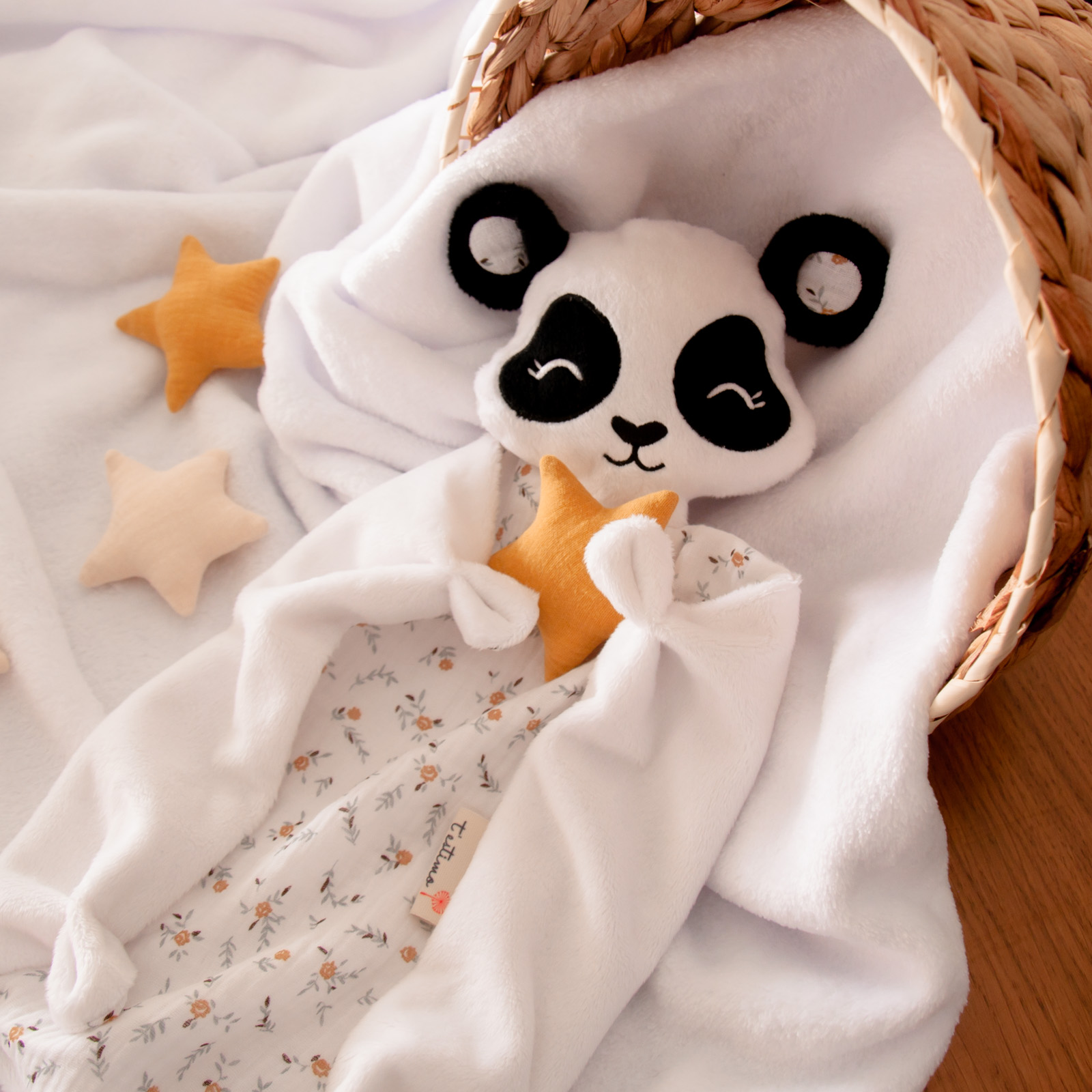 Lluna la Osita Panda es un muñeco de apego artesanal confeccionado con tejidos suaves.