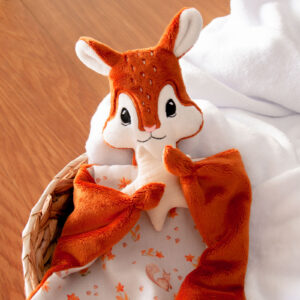 Rita la Ardilla es un muñeco de apego hecho a mano con tejidos suaves.