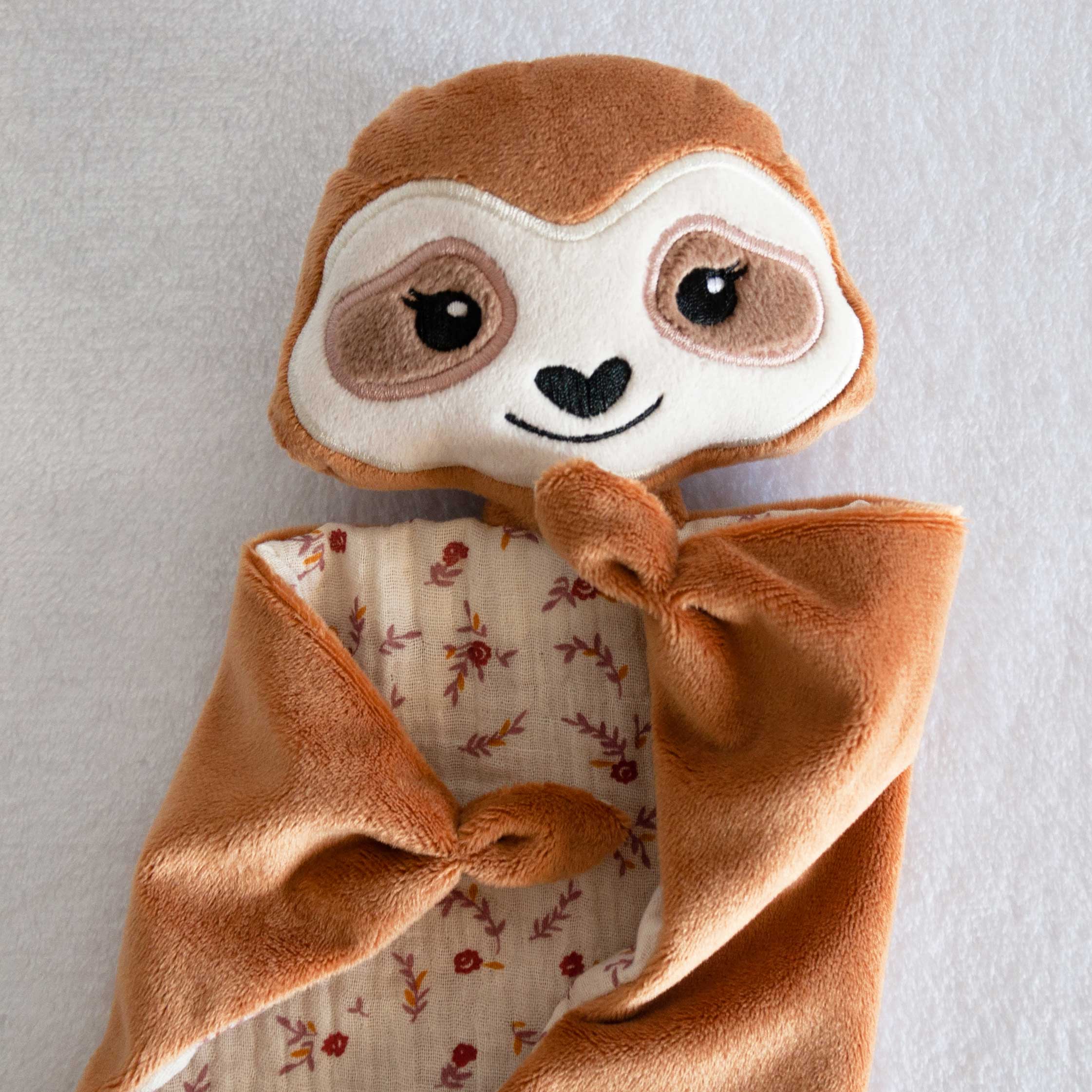 Lola la Perezosa es un muñeco de apego artesanal confeccionado con tejidos suaves.