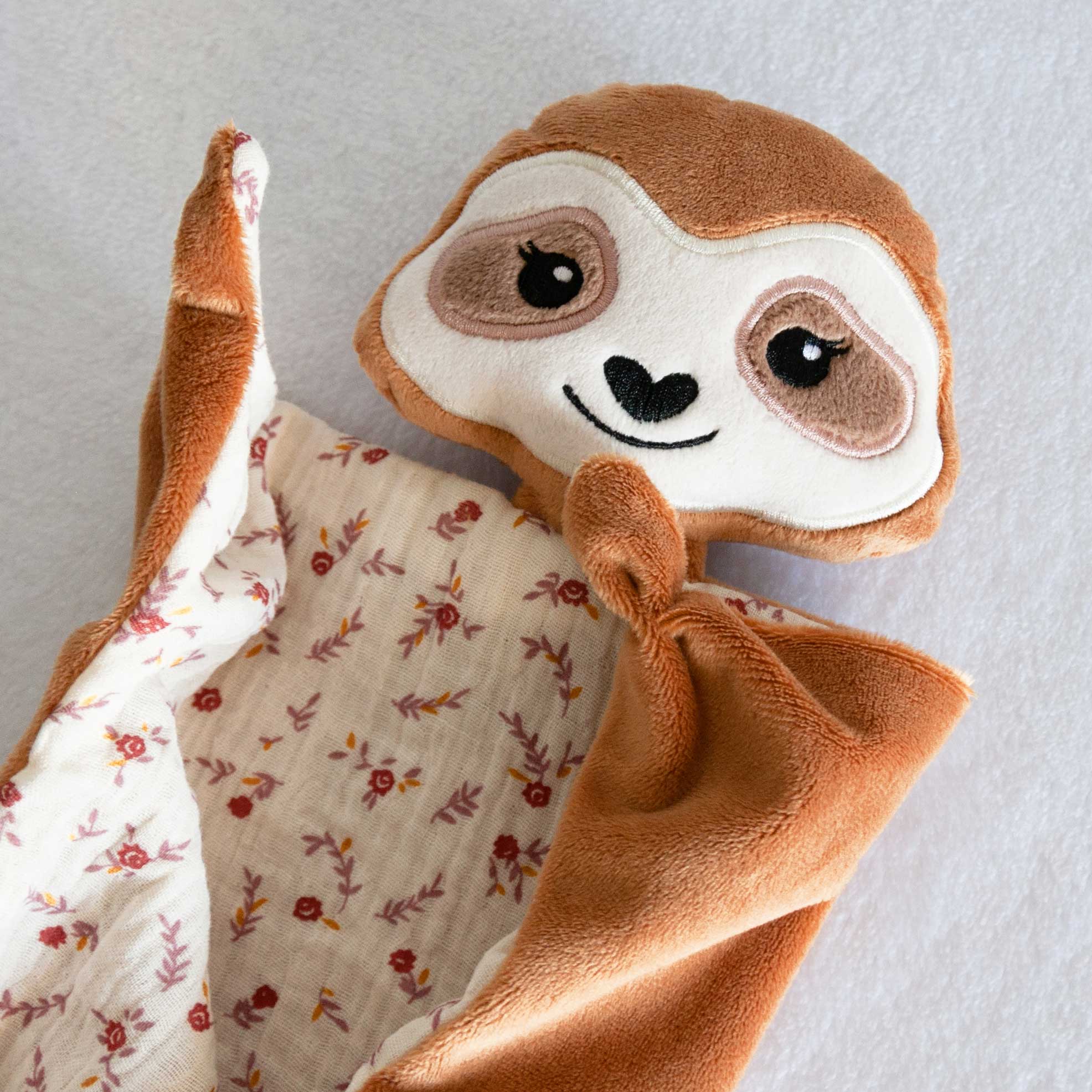 Lola la Perezosa es un muñeco de apego artesanal confeccionado con tejidos suaves.
