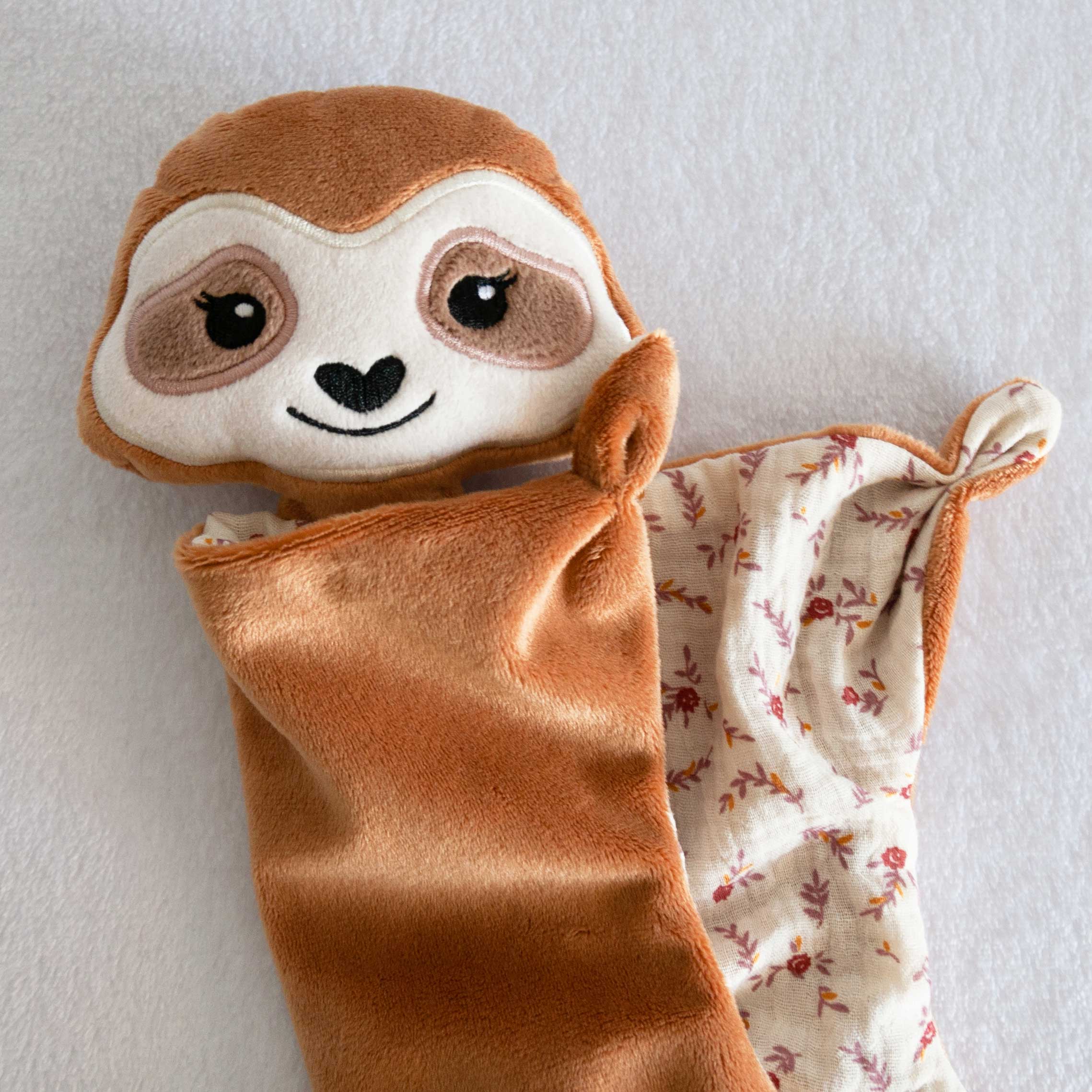 Lola la Perezosa es un muñeco de apego artesanal confeccionado con tejidos suaves.