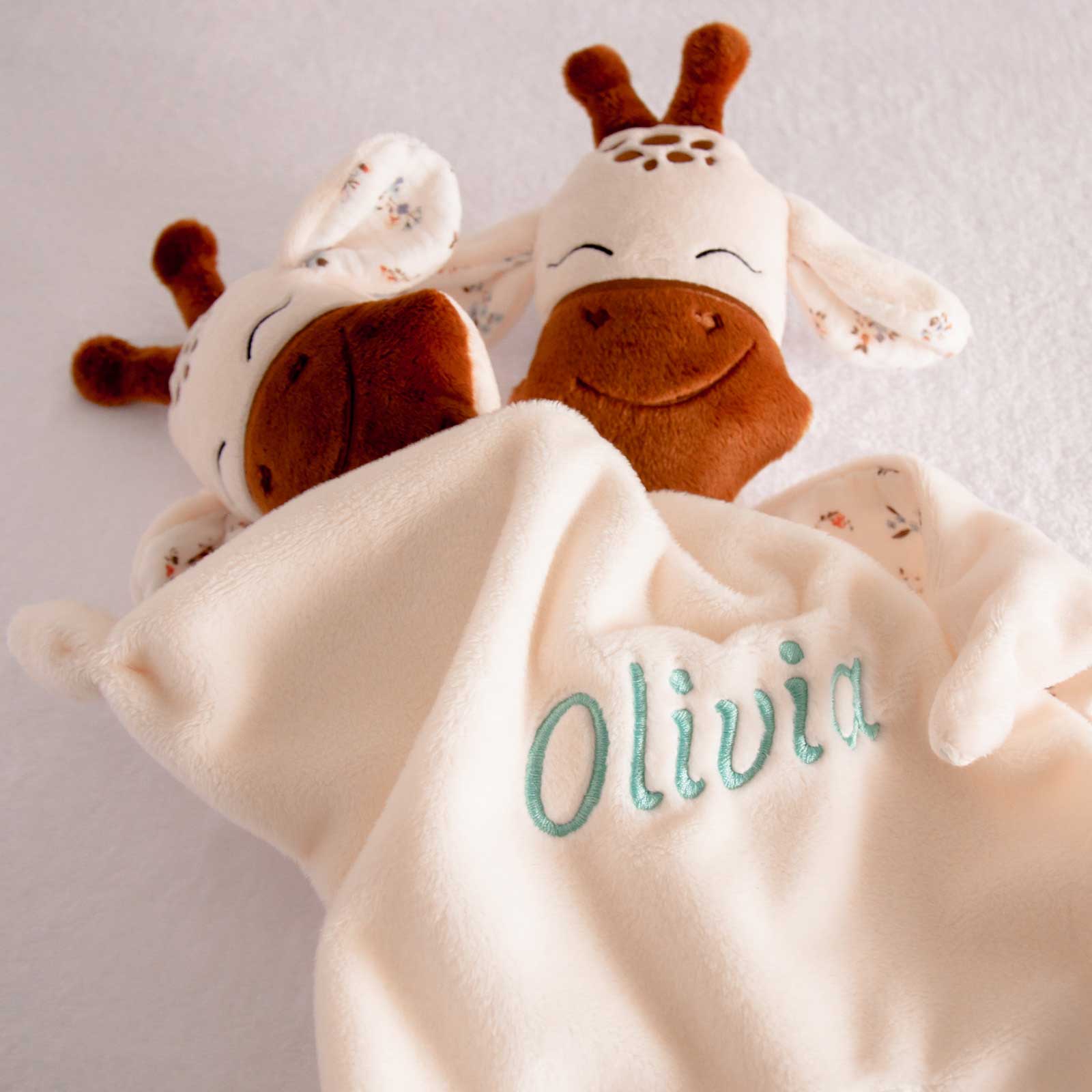 La Jirafa Carlota es un muñeco de apego artesanal confeccionado con tejidos suaves.