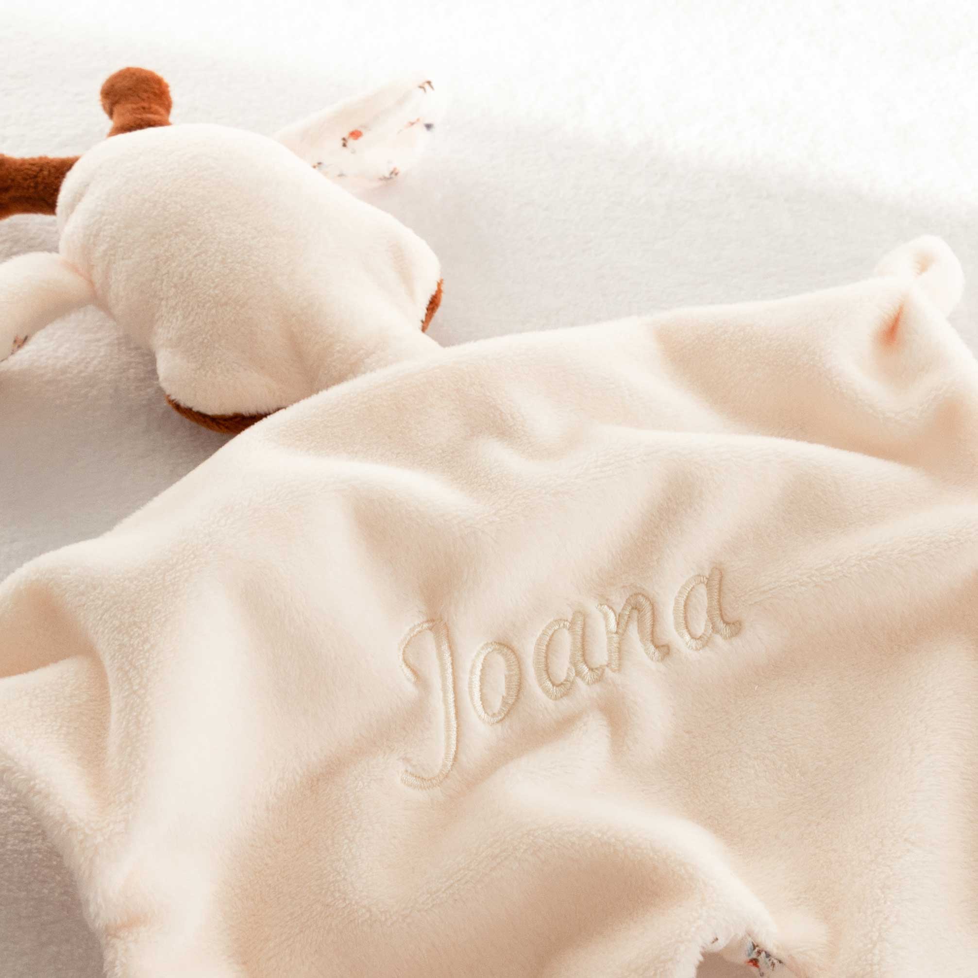 La Jirafa Carlota es un muñeco de apego artesanal confeccionado con tejidos suaves.