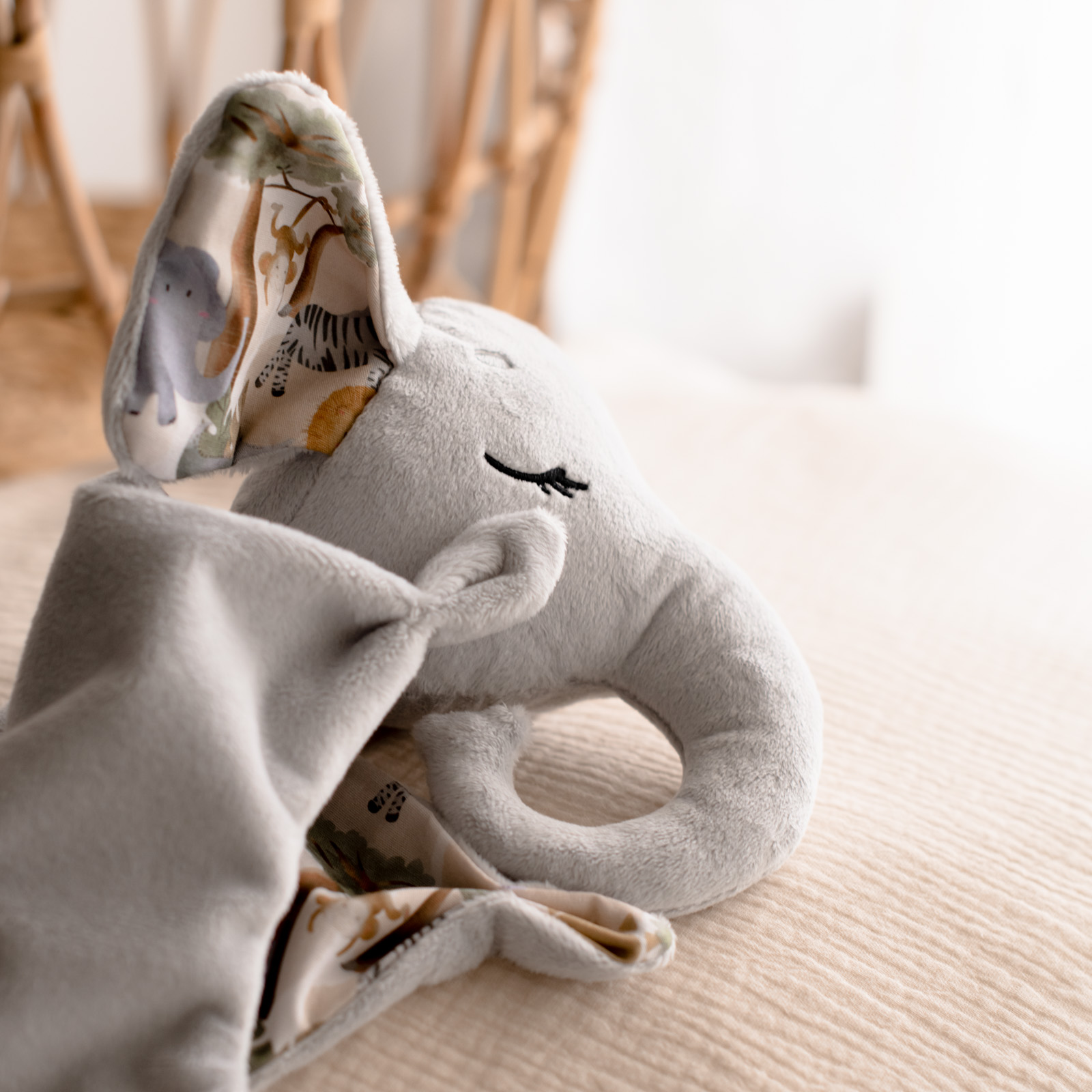 Muñeco de apego para bebés y niños. Elefante