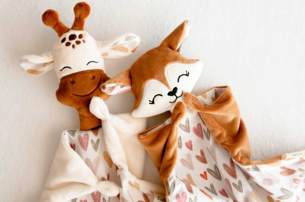 ¡Descubre la magia de la naturaleza en estos adorables peluches hechos a mano de una jirafa y una zorra!