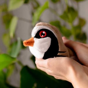 ¡Déjate cautivar por la belleza y el encanto de este peluche de perdiz hecho a mano! Cada detalle cuidadosamente elaborado te transportará a la naturaleza, creando un compañero único y especial que llenará tu hogar de magia y ternura.