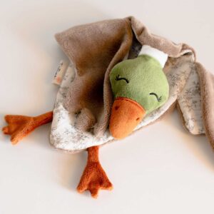 Descubre a Pancho, el tierno pato de la familia Doudou. Confeccionado con amor y cuidado, este muñeco de apego será el compañero perfecto para tu pequeño.